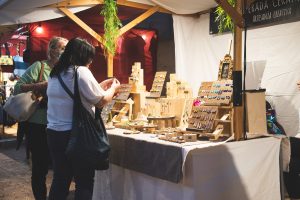 El mercado de artesanía se celebra en el Templo de Diana durante la Semana Santa
