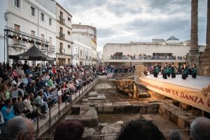 Alrededor de 4.000 personas se han acercado para disfrutar de la décima edición de “Mérida en Danza” celebrada en el Templo de Diana