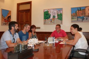 El alcalde se reúne representantes de la asociación de deficientes auditivos de la provincia