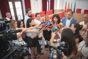 La ministra Ana Redondo destaca al ayuntamiento de Mérida como “ejemplo” en las políticas de Igualdad tras conocer de manos del alcalde los proyectos y programas que Mérida lleva a cabo en esta materia y “exige” a la Junta de Extremadura poner en marcha antes de final de año el centro de atención a las víctimas de violencia sexual para no perder los fondos europeos destinados a ello