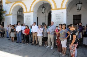Un minuto de silencio contra la violencia machista