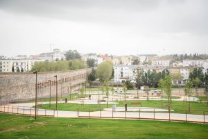 El Ayuntamiento publica el contrato de suministros de mobiliario urbano con un importe de 250.000 euros con el objetivo de mejorar el bienestar de la ciudadanía emeritense, a través de unos servicios públicos de calidad