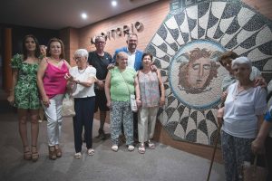 El alcalde inaugura el mosaico de Medusa elaborado por los mayores de la ciudad junto a alumnos de la Escuela Profesional Barraeca III