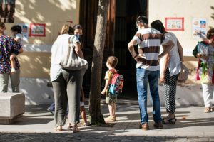 Educación comienza a llamar telefónicamente a los beneficiarios de ayudas de material escolar para retirar las resoluciones