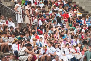 Cerca de 2.000 alumnos y alumnas de Primaria y Secundaria participan en la ‘Nominatio’ y ‘Lavreatio’ de ‘Emerita Lvdica’ en el Teatro Romano este viernes