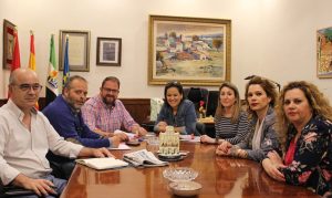 El alcalde recibe a la nueva Junta directiva de la Asociación de comerciantes Emerita Augusta