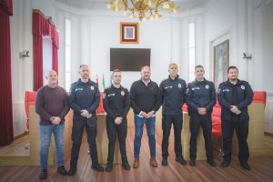 El Alcalde firma el acta de toma de posesión de cuatro nuevos oficiales de la Policía Local