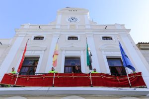 Operarios Municipales engalanan la Plaza de España y la Puerta de la Villa para la procesión extraordinaria de Nuestra Señora del Mayor Dolor