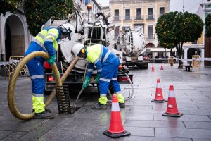 Más de 30.000 kilos de residuos extraídos de alcantarillas y redes de saneamiento de Mérida durante 2023