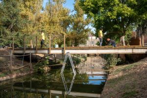 El Ayuntamiento realiza obras de transformación de los parques de la isla del Guadiana, con la renovación de mobiliario urbano y nuevas pasarelas peatonales