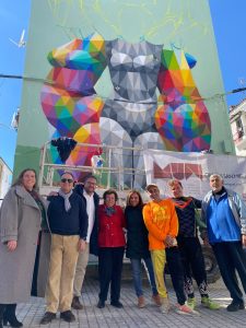 El alcalde visita los trabajos del artista internacional Okuda que realiza la sexta de las obras que componen el Museo de Muralismo Contemporáneo de La Antigua