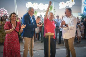 Tras el emotivo acto del encendido, protagonizado por la Asociación de  Santa Eulalia, cientos de emeritenses abarrotaron las calles del recinto ferial
