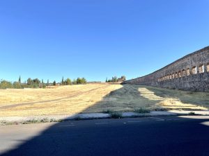 El Ayuntamiento licitará el ajardinamiento de la parcela junto al Acueducto de San Lázaro y la iluminación del monumento
