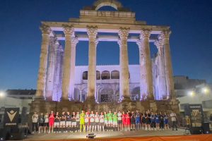 Carmen Yañez anima a la afición emeritense a abonarse al Mérida AD en el acto de presentación de las nuevas equipaciones donde el ayuntamiento sigue siendo el principal patrocinador