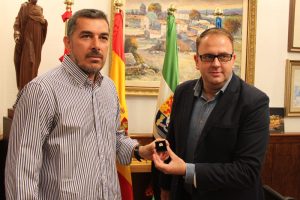 El alcalde entrega el escudo de oro de la ciudad a la nadadora Paloma Marrero