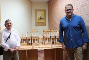 La biblioteca acoge monumentos de la ciudad en poliespán, donados por Ángel Sánchez López