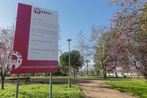 El parque del Albarregas estrena caminos y mobiliario urbano que mejoran su accesibilidad y disfrute