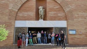 Los participantes en el Programa Crisol visitan el Museo de Arte Romano en su 35 aniversario