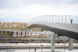 Mérida estrena la pasarela peatonal y ciclista sobre las vías del tren, financiada por el Gobierno de España