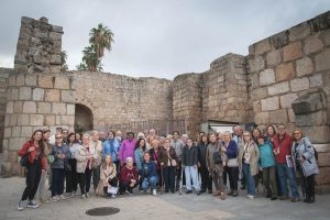 Un centenar de mayores de la ciudad disfrutan de una visita guiada por La Alcazaba Árabe y el Puente Romano dentro de los actos del Mes del Mayor organizados por el Ayuntamiento de Mérida