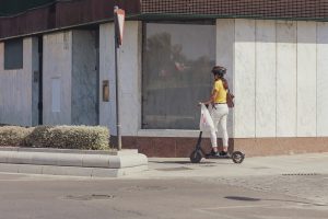 La Policía Local recuerda que los patinetes eléctricos son vehículos de movilidad personal y tienen prohibido circular por aceras y zonas peatonales
