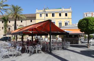 El Ayuntamiento convocará un concurso de ideas para la construcción de nuevos kioscos en la Plaza de España
