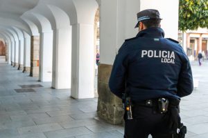 Una persona denunciada por arrojar escombros de obra al contenedor para la recogida de plásticos en la Avenida Lusitania