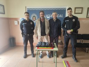 La Policía Local devuelve a un joyero de la ciudad collares valorados en ocho mil euros