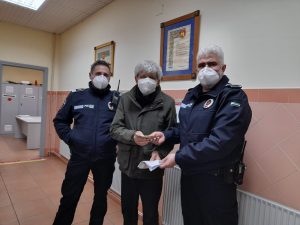 La Policía Local devuelve a su dueño un sobre perdido que contenía casi dos mil seiscientos euros