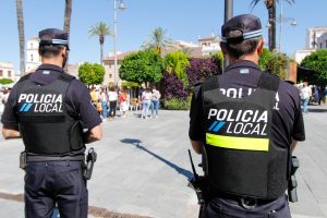 La Policía Local denunció a una persona por actos vandálicos en contenedores y a otra por pintadas