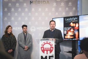 Mil doscientas velas y la Coral Augusta Emérita en un concierto de música sacra en Santa Eulalia