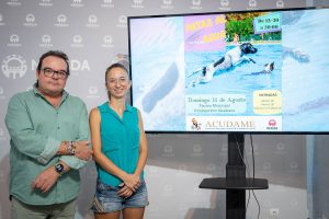 ‘Patas al Agua’ celebra su VIII edición y espera congregar a doscientas personas y medio centenar de perros en la piscina del Guadiana