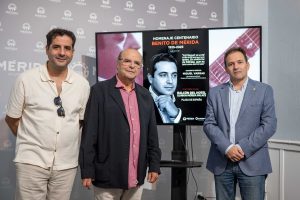 Homenaje al guitarrista Benito de Mérida en su centenario con un concierto único de Miguel Vargas desde el balcón del hotel Ilunion en la Plaza de España