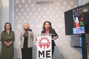 Pilar Boyero ofrece su espectáculo de copla en el Mes de los Mayores
