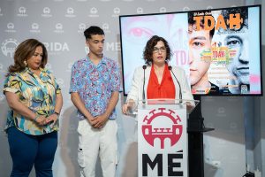 El “influencer” Daniel Antoñanzas, la neuropsicóloga Carmen Ávila y la profesora Maribel Mancera, en una jornada sobre el TDAH dirigida a familias