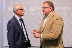 El Ayuntamiento y la Federación Empresarial de Mérida y Comarca colaboran en la jornada sobre el presente y el futuro del empresariado