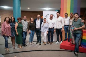 El alcalde asiste a la presentación del libro de Víctor Gutiérrez, “Balón amarillo, bandera arcoíris: el deporte de élite sale del armario”, donde resaltó el compromiso de Mérida en defensa y lucha por los derechos LGTBIQ+