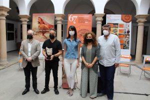 La delegada de Cultura destaca el talento y la innovación de la ciudad de Mérida en la presentación de la nueva escultura de Terracota