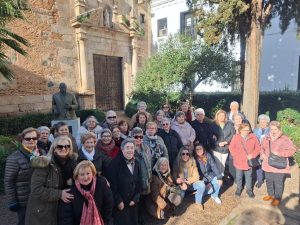 Los mayores del programa Lazos visitan el Museo Visigodo y participan en la actividad “Reutilizando Augusta Emérita”