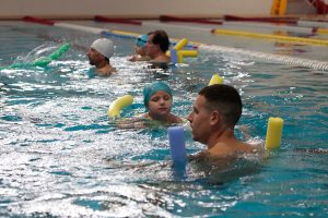 Más de trescientos “pequeños cocodrilos” se lanzan al agua en la Piscina Climatizada de La Argentina