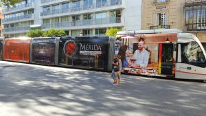 Mérida se promociona en el tranvía de Sevilla