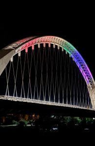 El espectacular arco de 190 metros del Puente Lusitania de Mérida se iluminará mañana por la noche con los colores de la bandera LGTBIQ+