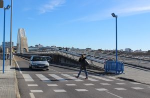 Se instalan puntos de luz peatonales que se regulan al detectar los movimientos