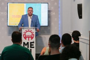 Rodríguez Osuna anuncia que el transporte urbano seguirá siendo gratuito en Mérida al asumir el 70% del coste de los bonos tras las ayudas del Gobierno de España