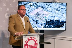 El alcalde, Antonio Rodríguez Osuna, presenta ‘La Ciudad de la Infancia’ que contará en sus más de 11.000 metros cuadrados con área de juegos de agua, zonas deportivas, culturales, espacio parkour, zonas verdes, merendero y el mayor castillo de juegos de España