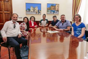 El alcalde recibe a profesores de un colegio francés que participan en el programa Erasmus +