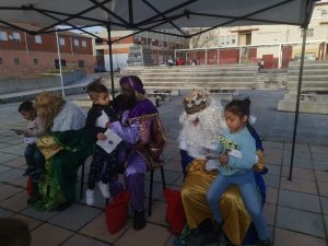 Los niños y niñas de la barriada de San Lázaro recibieron la visita de Sus Majestades los Reyes Magos