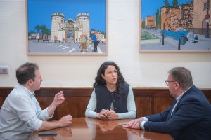 El Alcalde recibe a la artista emeritense Adela Navarro que ha desarrollado una importante trayectoria en Nueva York