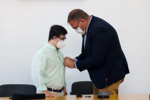 El Alcalde entrega el escudo de oro de la ciudad a Jorge González Mata, primer extremeño Down en lograr el cinturón negro de Judo