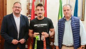 El Alcalde recibe al deportista Antonio Rubio, primer español en acabar las pruebas Iron Viking y la Ultra Viking de OCR en un mismo fin de semana